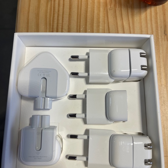 Apple MD837AM/A World Travel Adapter Kit - White. - Picture 4 of 4